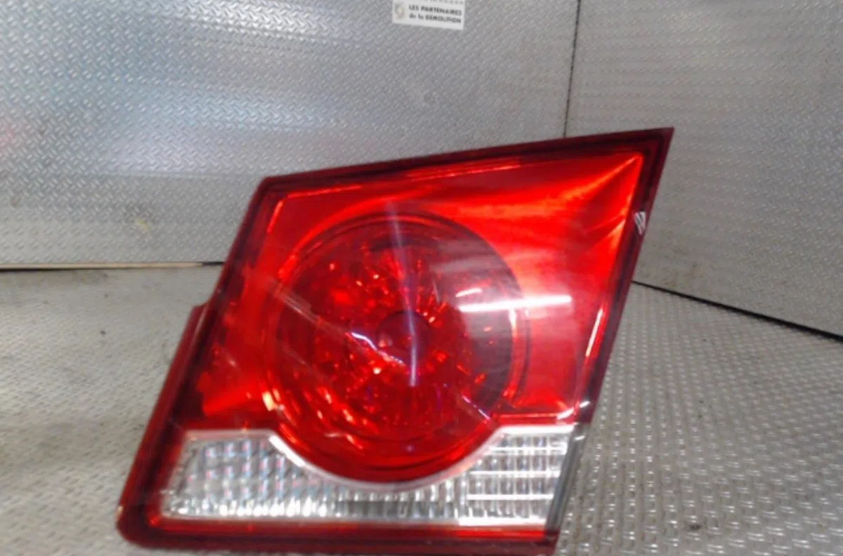 Feu arrière intérieur droit Chevrolet CRUZE (J300) 2.0 cdi (2010) occasion