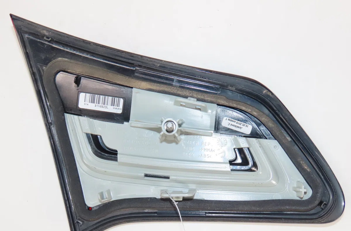 Feu arrière intérieur droit Citroen C4 II (NC_) 1.6 bluehdi 100 (2014) occasion