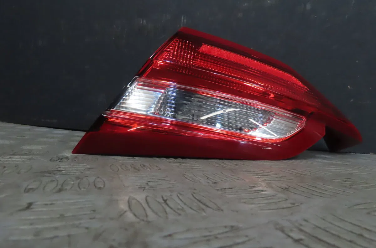 Feu arrière intérieur droit Ford FIESTA VII (HJ, HF) 1.1 ti-vct (2017) occasion