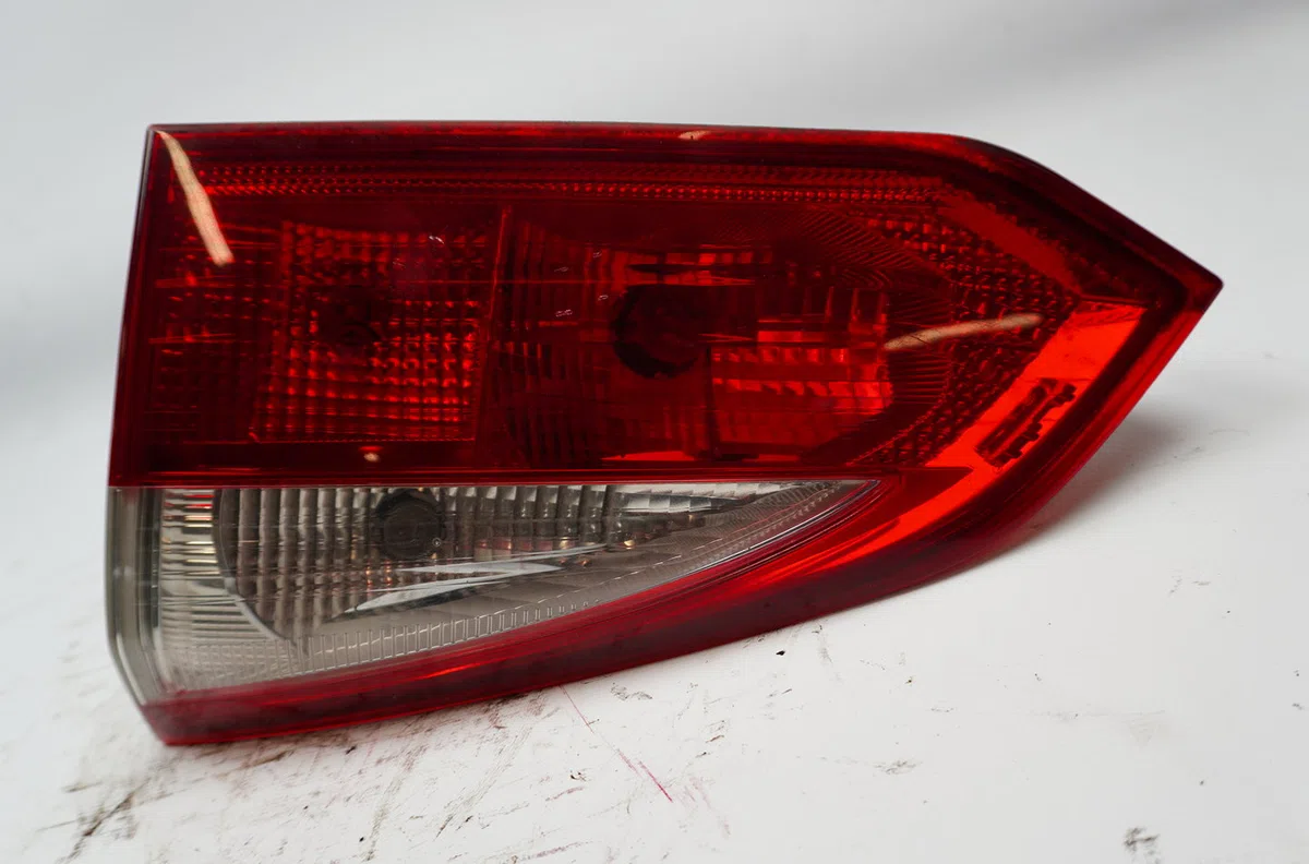 Feu arrière intérieur droit Ford FOCUS III Turnier 1.6 tdci (2010) occasion