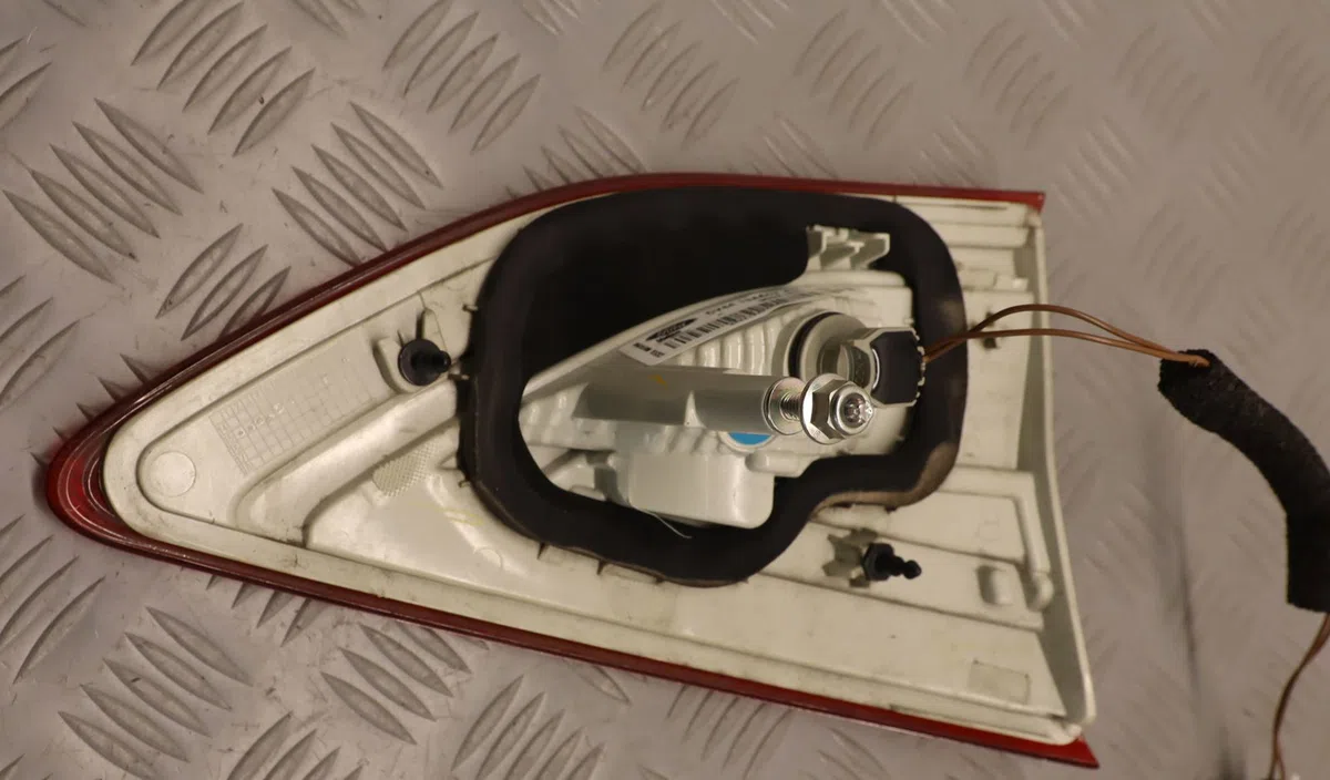 Feu arrière intérieur droit Ford KUGA II (DM2) 2.0 tdci (2013-2014) occasion