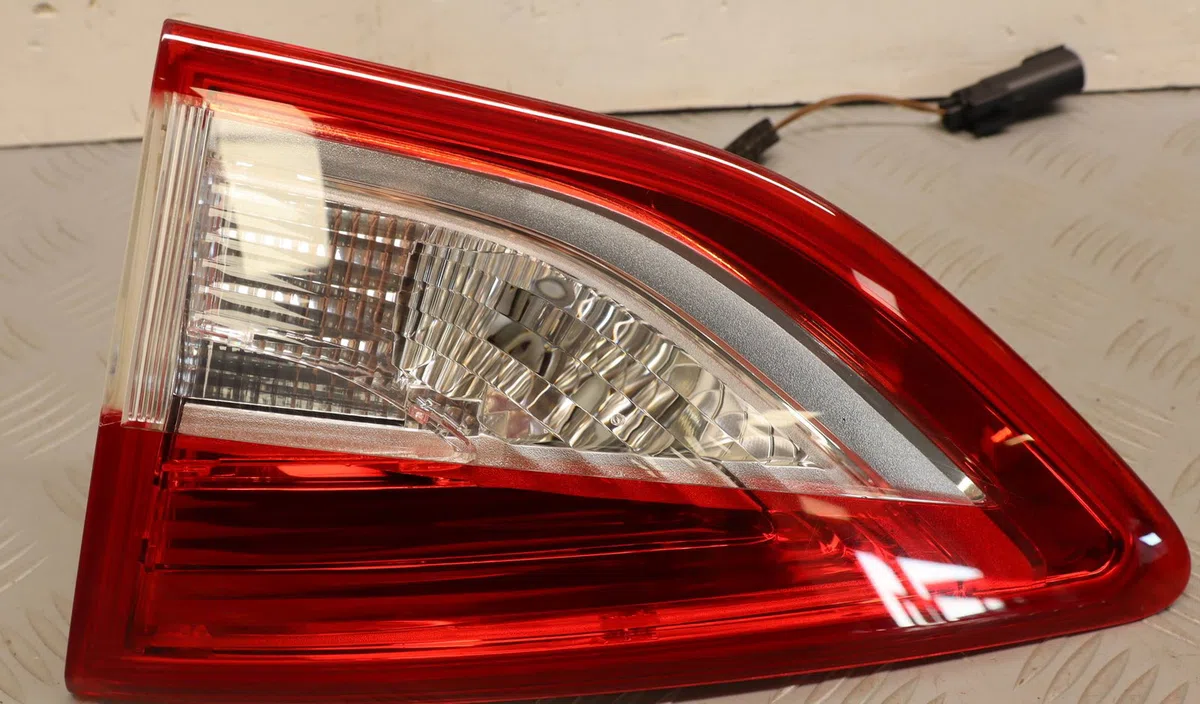 Feu arrière intérieur droit Ford KUGA II (DM2) 2.0 tdci (2013-2014) occasion