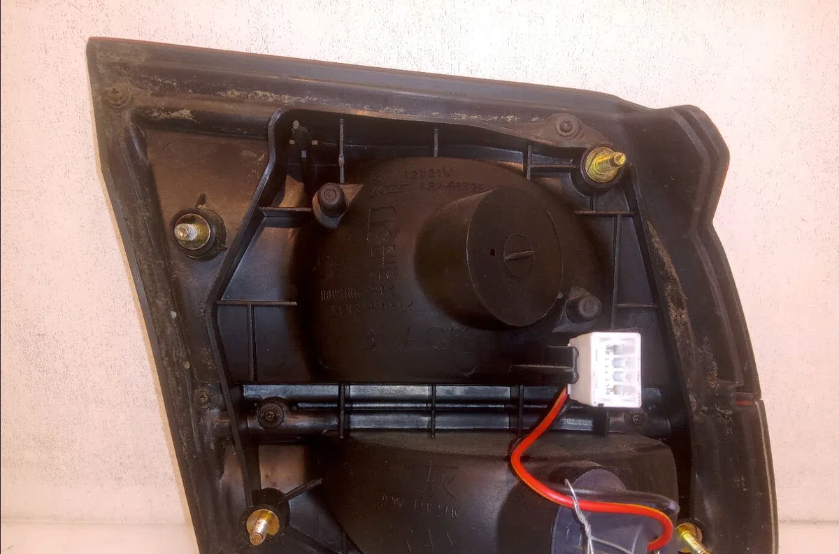 Feu arrière intérieur droit Mazda 626 V Hatchback (GF) 1.8 (gf8p) (1997-1999) occasion