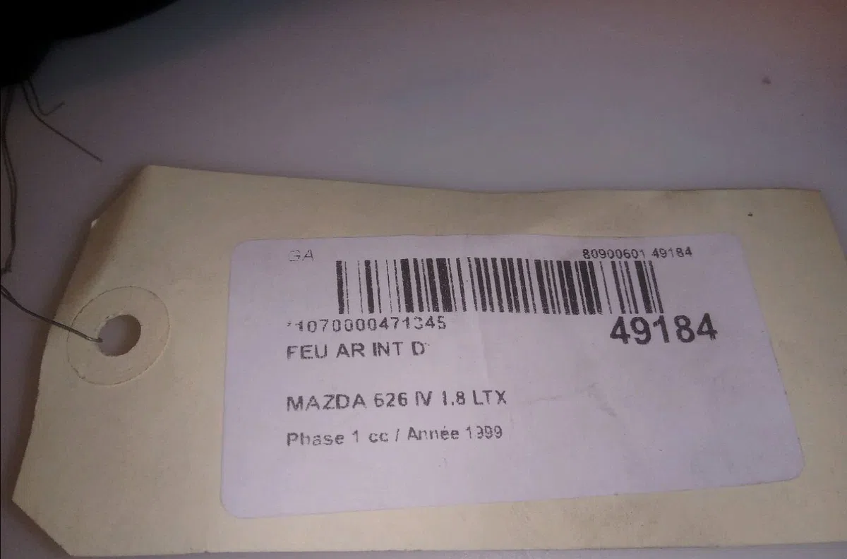 Feu arrière intérieur droit Mazda 626 V Hatchback (GF) 1.8 (gf8p) (1997-1999) occasion