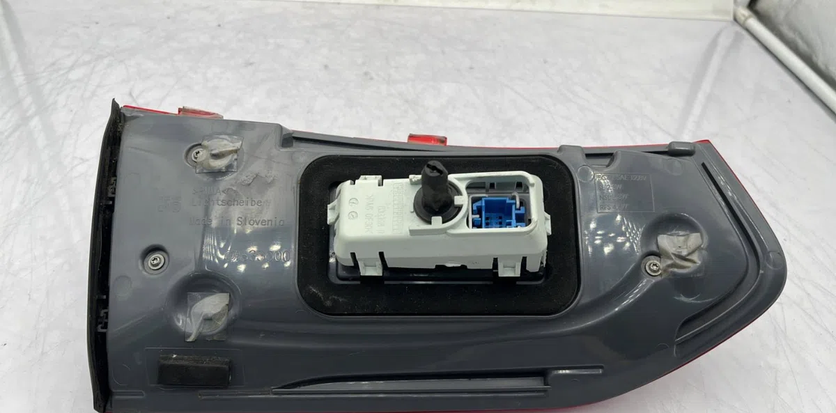 Feu arrière intérieur droit MERCEDES CLASSE E 213 PHASE 1 BREAK occasion