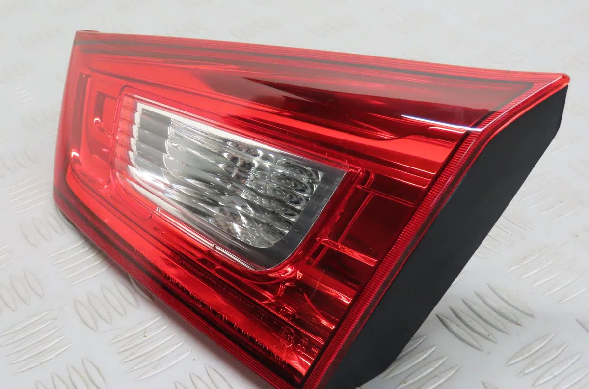 Feu arrière intérieur droit Mitsubishi ASX (GA_W_) 1.8 di-d (ga6w) (2010) occasion