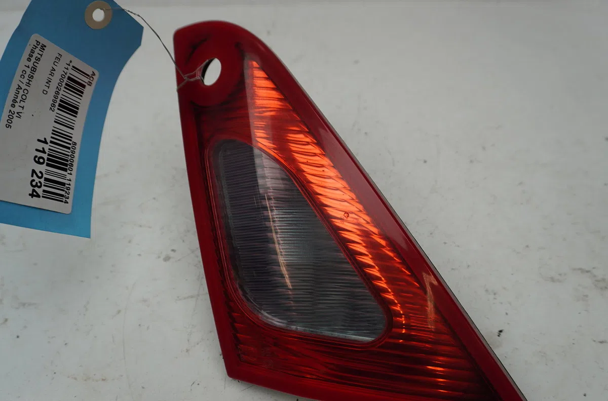 Feu arrière intérieur droit Mitsubishi COLT VI (Z3_A, Z2_A) 1.3 (z21a) (2004-2012) occasion