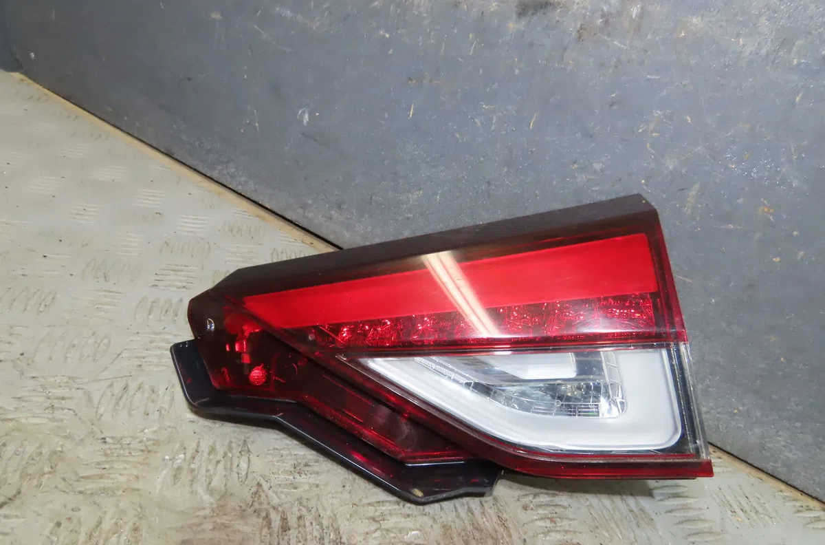 Feu arrière intérieur droit Mitsubishi ECLIPSE CROSS (GK_) Plug-in hybrid 4wd (gl3w) (2021) occasion