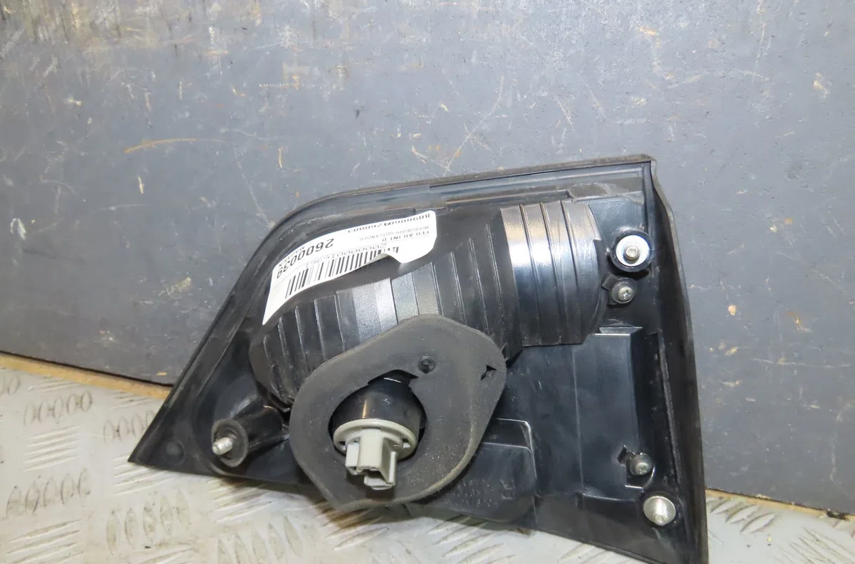 Feu arrière intérieur droit Mitsubishi OUTLANDER II (CW_W) 2.0 di-d (cw8w) (2007-2012) occasion