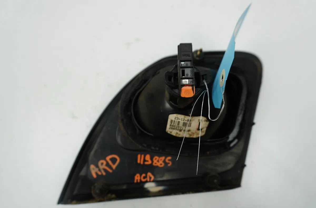 Feu arrière intérieur droit Nissan PRIMERA Hatchback (P11) 2.0 td (1996-2002) occasion