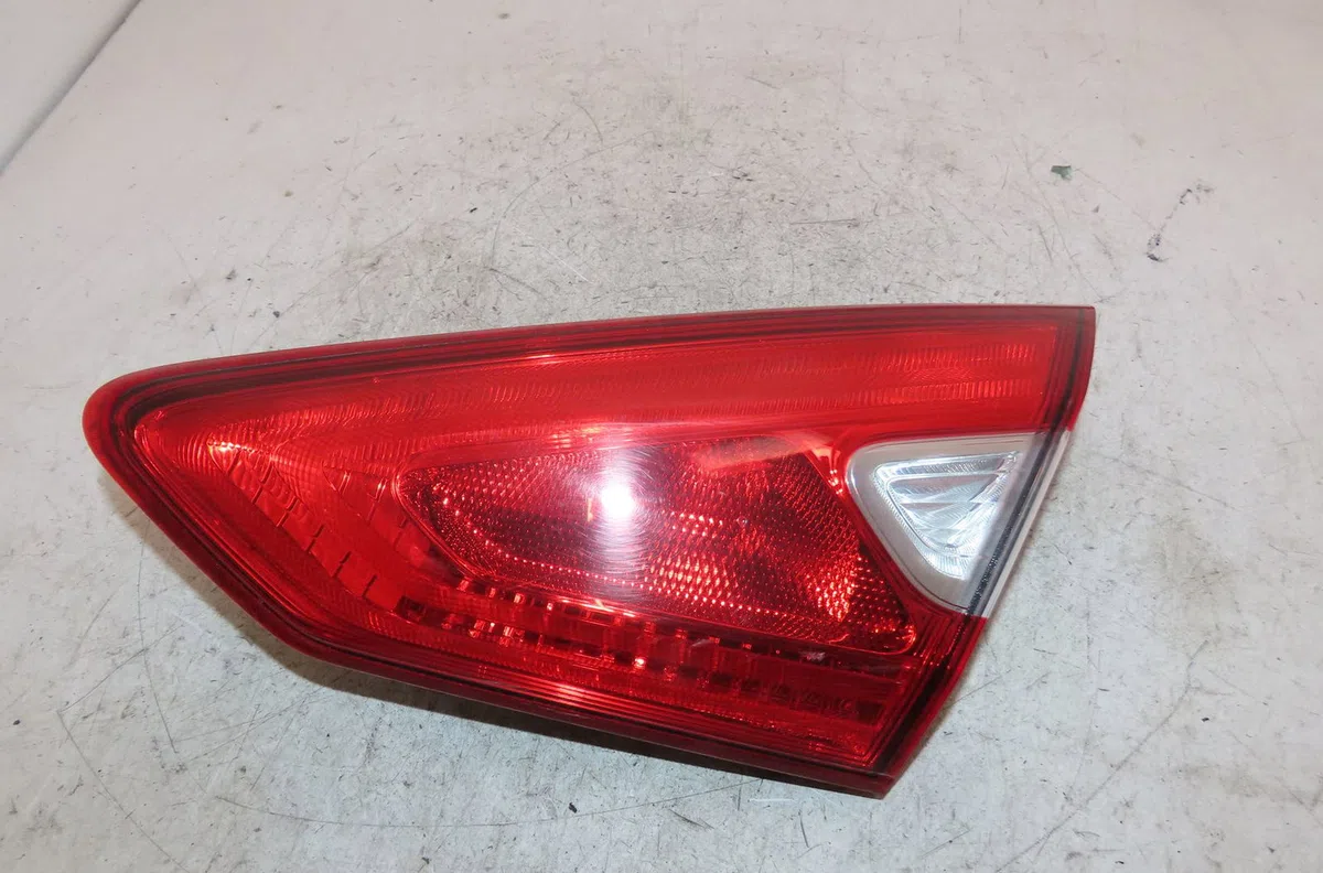 Feu arrière intérieur droit Nissan PULSAR 3-5 portes (C13) 1.5 dci (2014) occasion