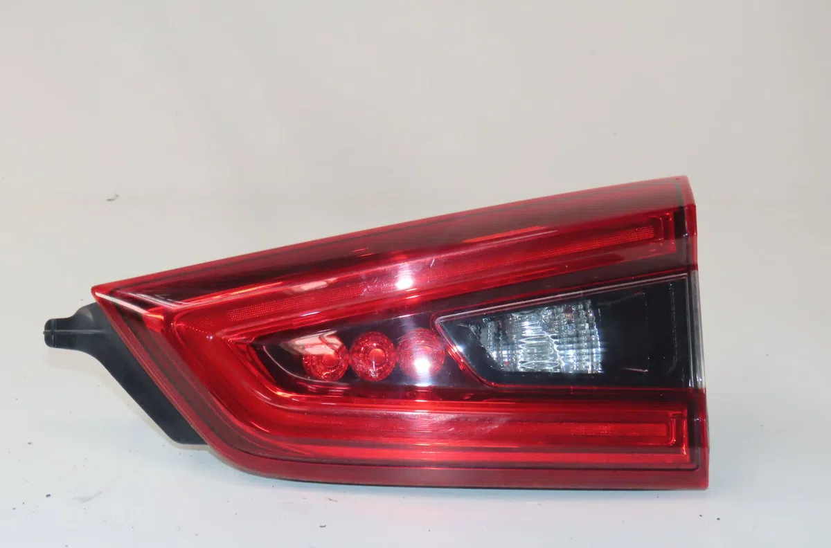 Feu arrière intérieur droit Nissan QASHQAI II SUV (J11, J11_) 1.5 dci (2013) 5 portes occasion