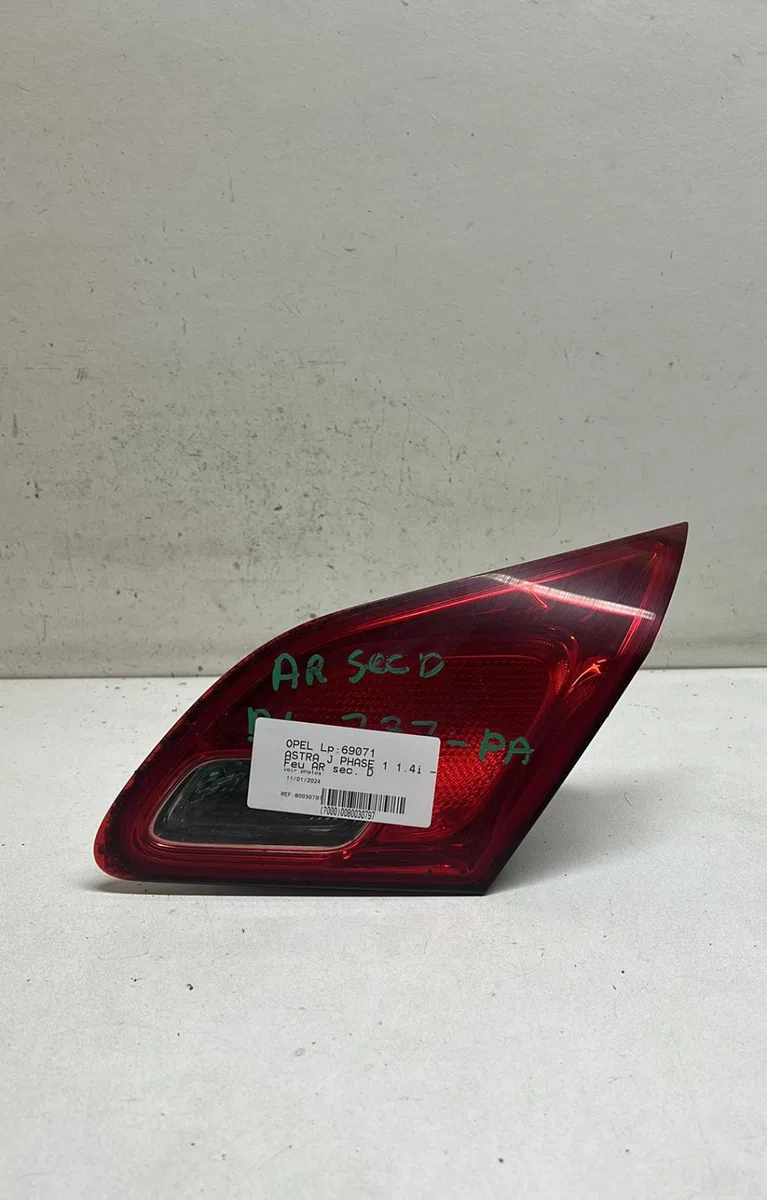 Feu arrière intérieur droit Opel ASTRA J (P10) 1.4 (68) (2009-2015) occasion