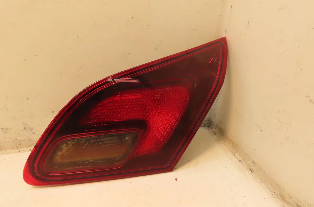 Feu arrière intérieur droit Opel ASTRA J (P10) 1.7 cdti (68) (2009-2015) occasion