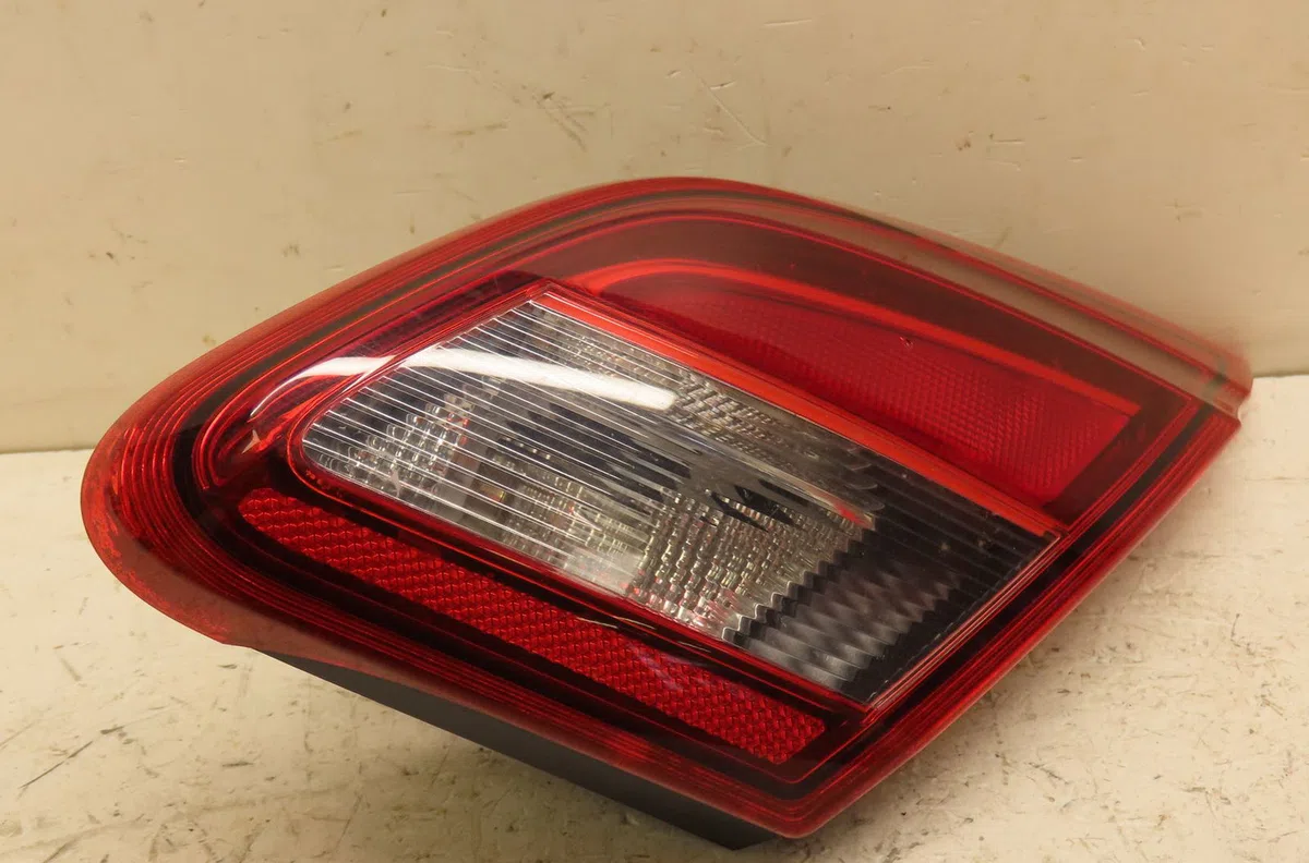 Feu arrière intérieur droit Opel CORSA E (X15) 1.3 cdti (08, 68) (2014) occasion