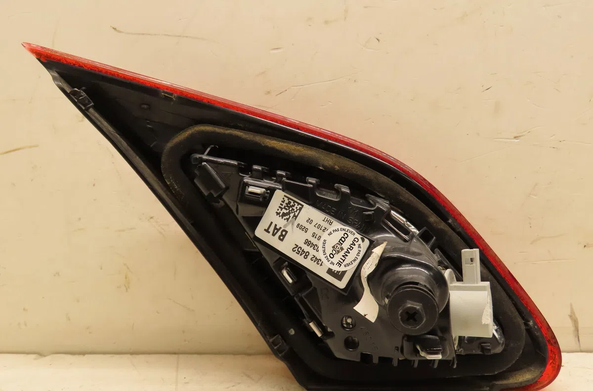 Feu arrière intérieur droit Opel CORSA E (X15) 1.3 cdti (08, 68) (2014) occasion