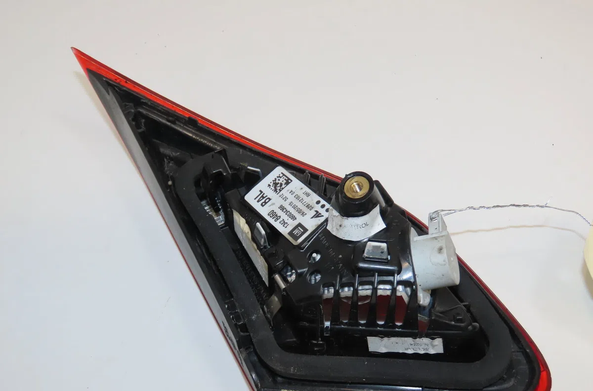 Feu arrière intérieur droit Opel CORSA E (X15) 1.3 cdti (08, 68) (2014) occasion