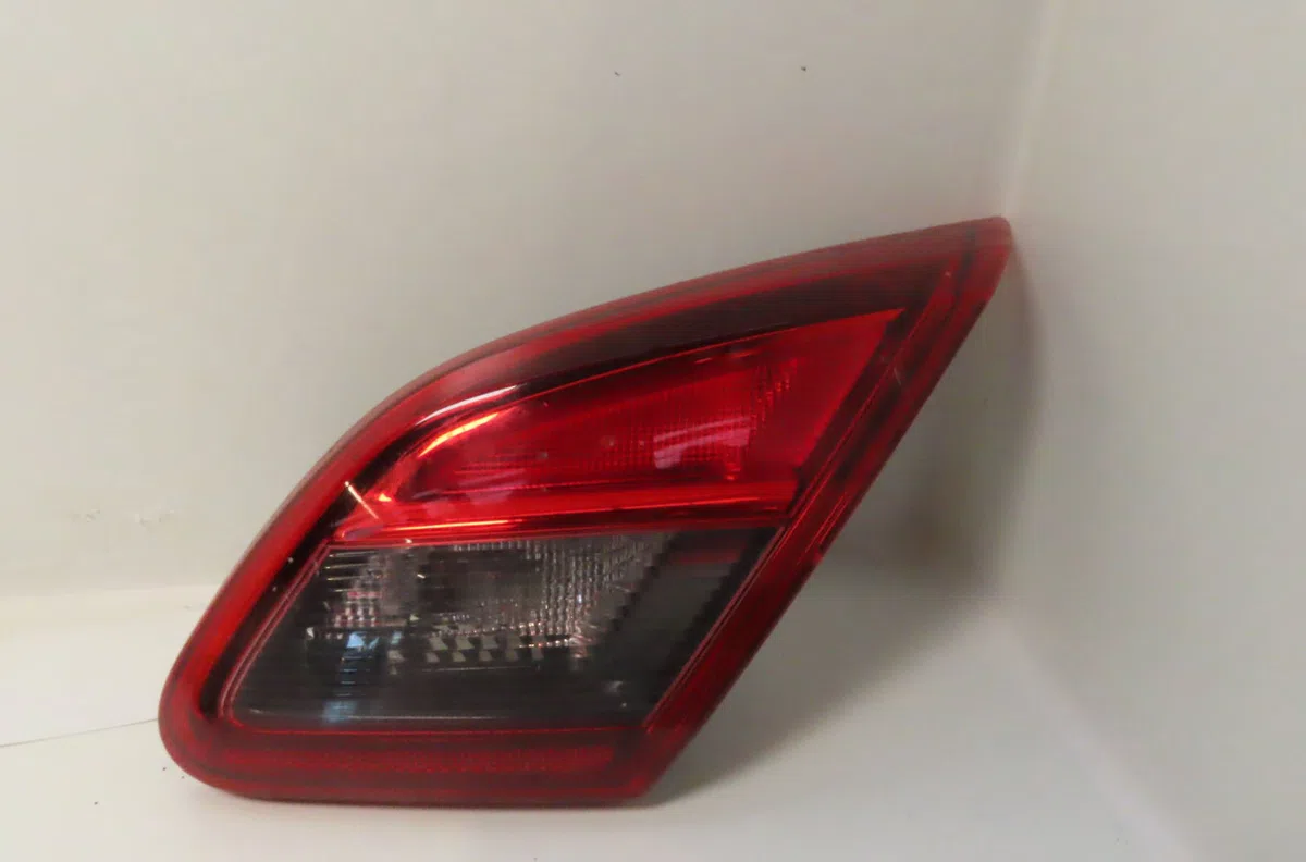 Feu arrière intérieur droit Opel CORSA E (X15) 1.4 (08, 68) (2014) occasion
