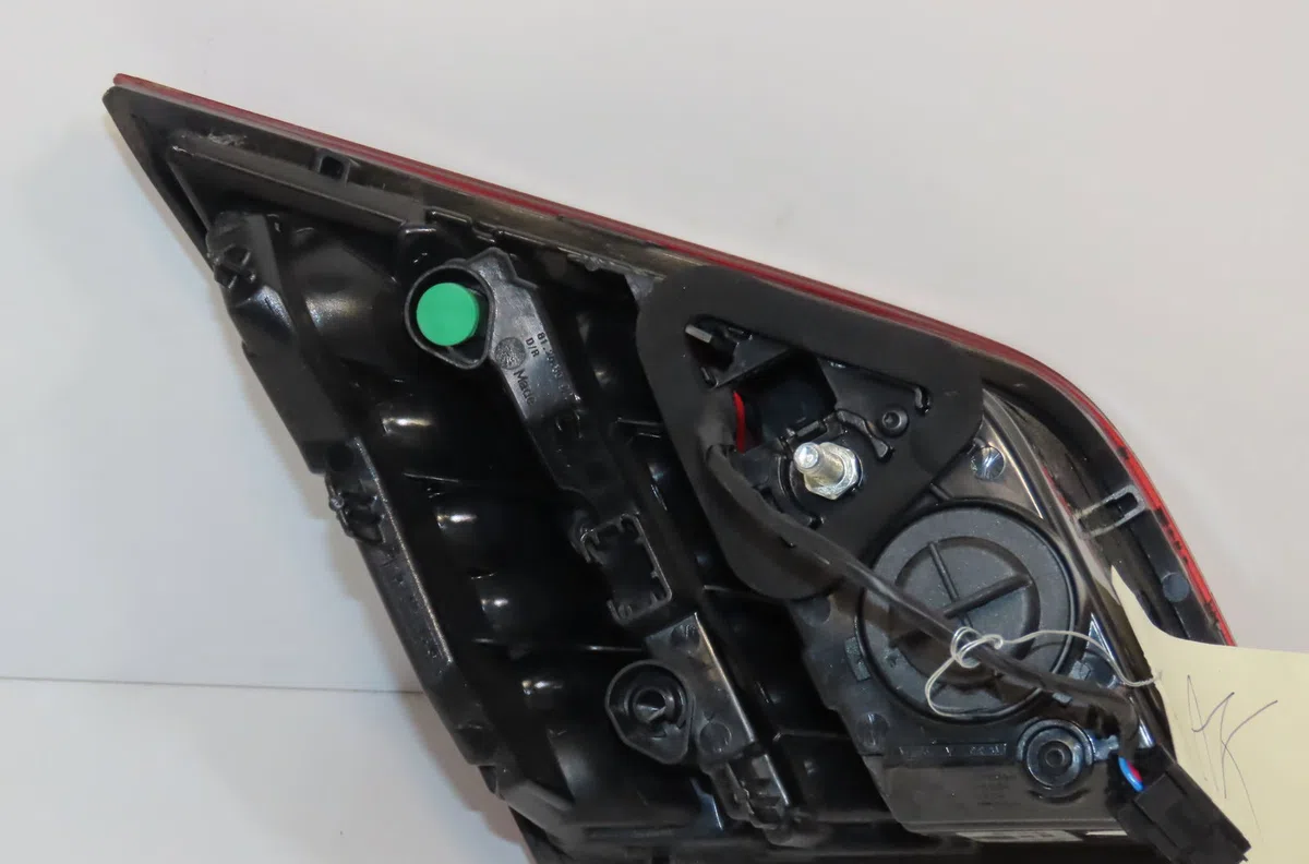 Feu arrière intérieur droit Peugeot 308 II (LB_, LP_, LW_, LH_, L3_) 1.5 bluehdi 100 (2018-2021) 5 portes occasion