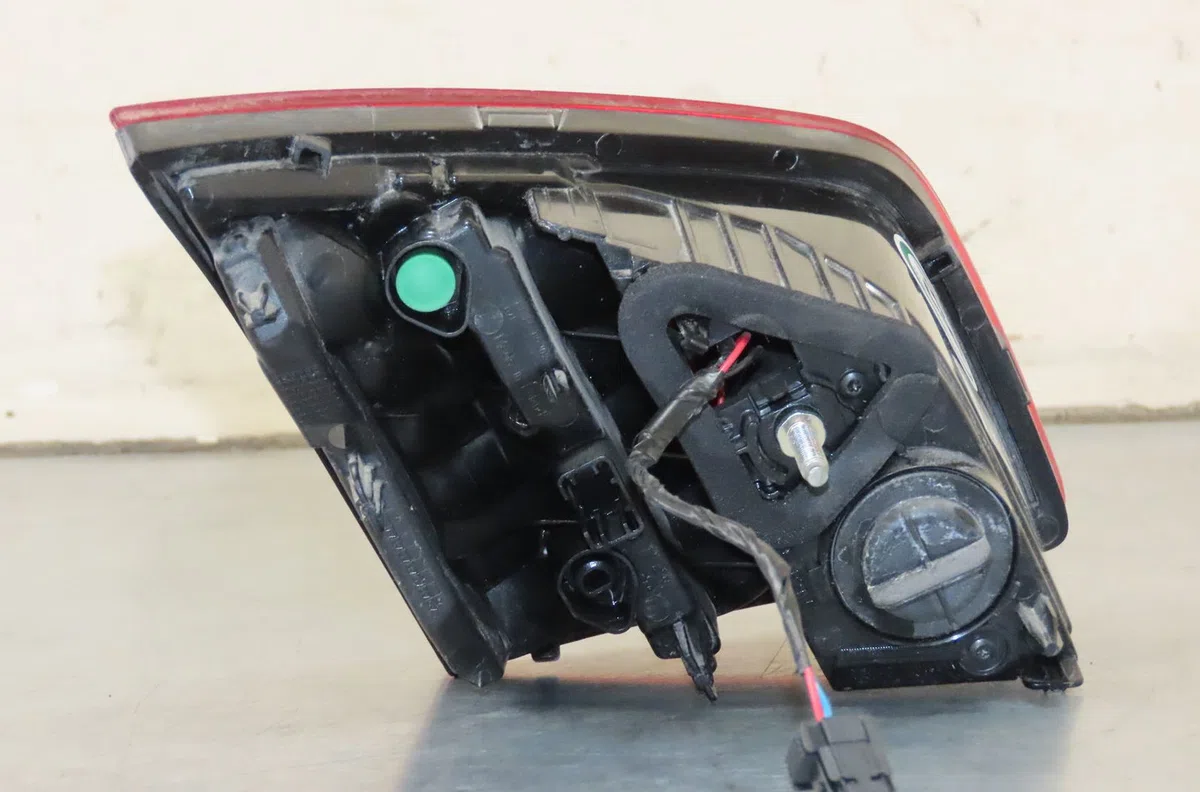 Feu arrière intérieur droit Peugeot 308 II (LB_, LP_, LW_, LH_, L3_) 1.6 hdi (2013-2021) occasion