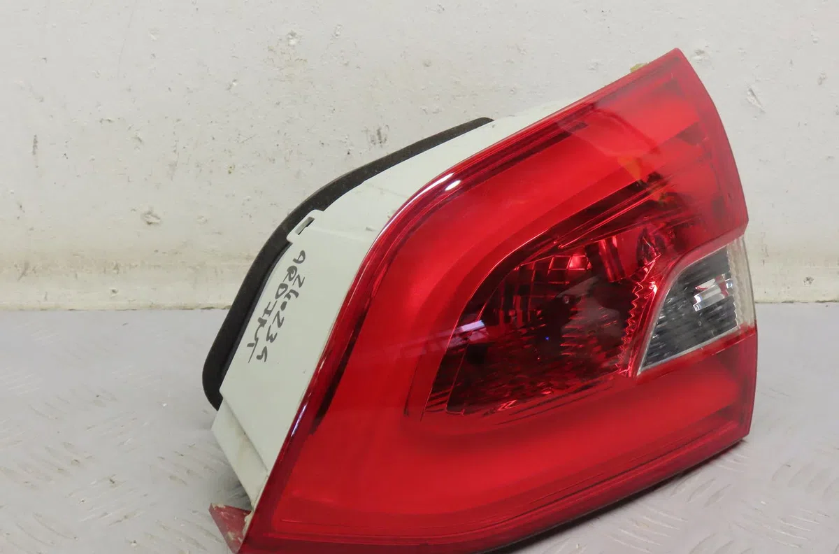 Feu arrière intérieur droit Peugeot 308 SW II (LC_, LJ_, LR_, LX_, L4_) 1.2 thp 130 (2014-2021) occasion
