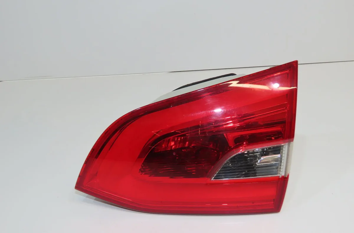 Feu arrière intérieur droit Peugeot 308 SW II (LC_, LJ_, LR_, LX_, L4_) 1.6 bluehdi 120 (2014-2021) occasion