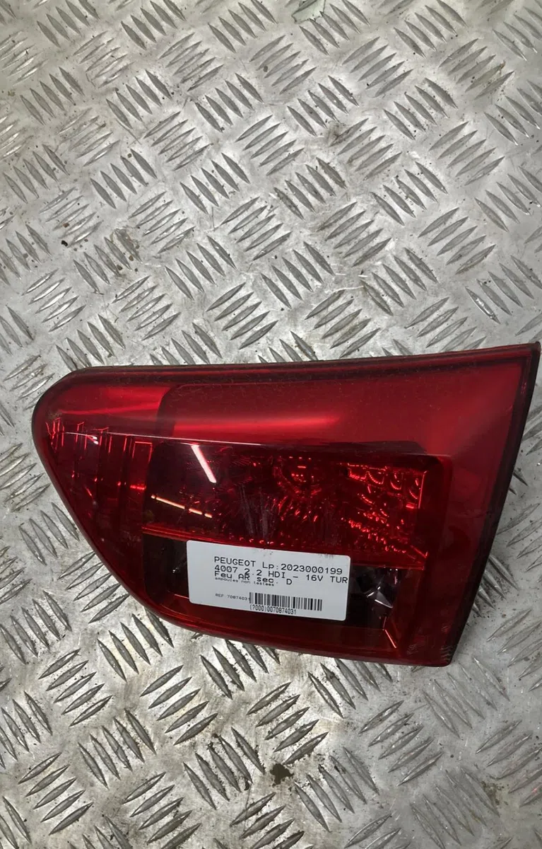 Feu arrière intérieur droit PEUGEOT 4007 occasion