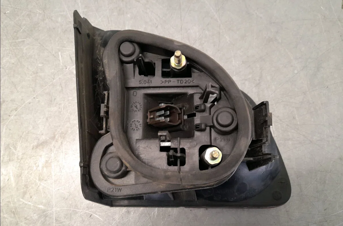 Feu arrière intérieur droit PEUGEOT 406  1.8i 110ch occasion