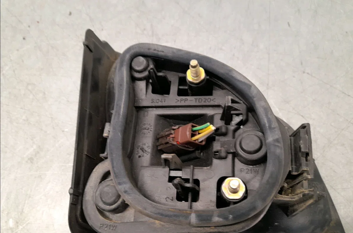 Feu arrière intérieur droit PEUGEOT 406  1.9 TD 90ch occasion