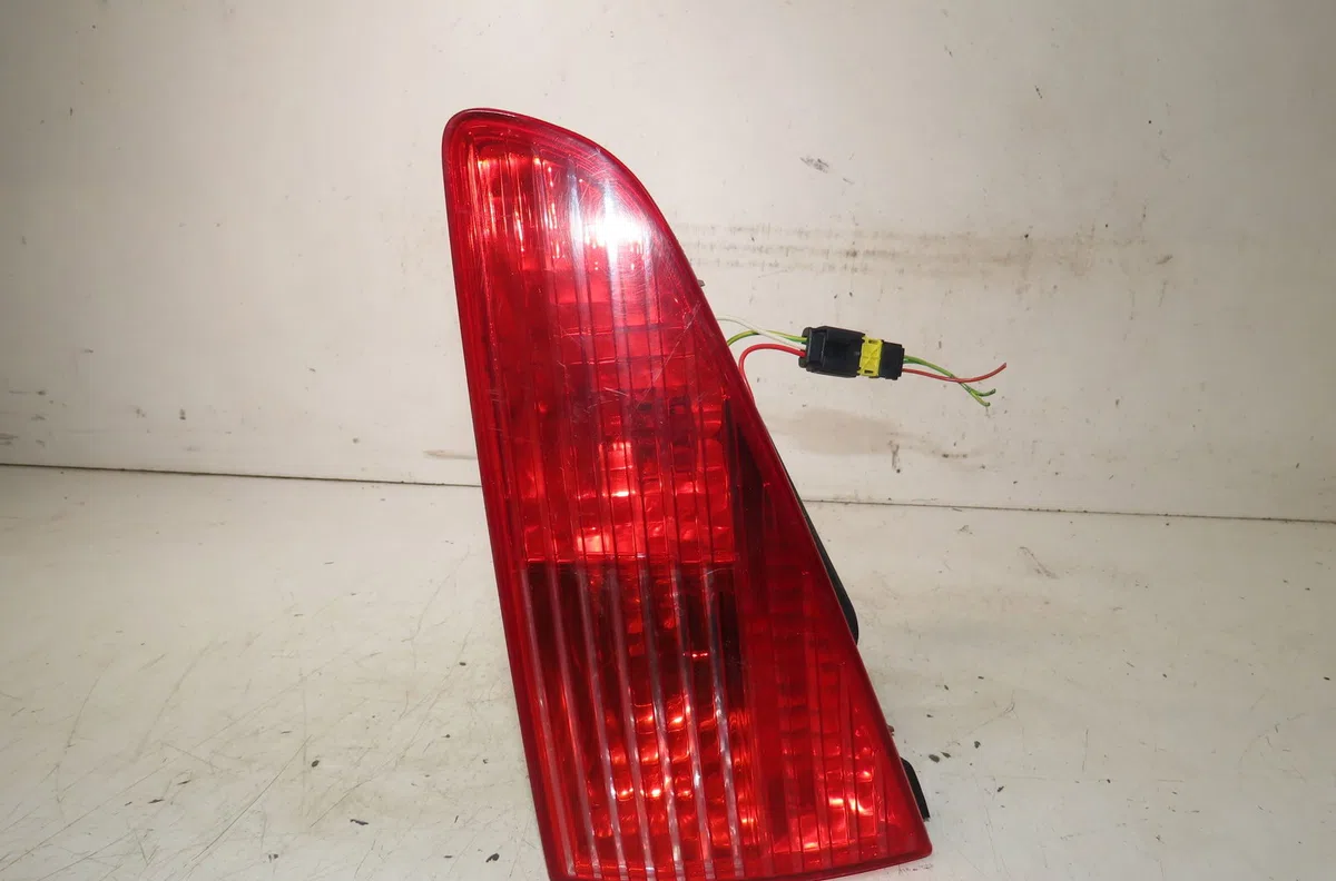 Feu arrière intérieur droit Peugeot 607 (9D, 9U) 2.0 hdi (2005-2011) occasion
