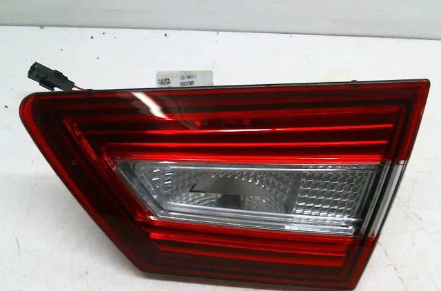 Feu arrière intérieur droit RENAULT CLIO IV occasion