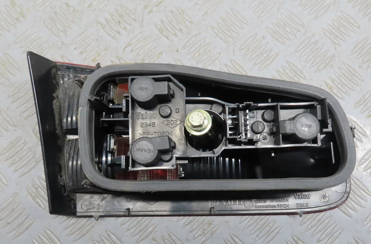 Feu arrière intérieur droit Renault LAGUNA I (B56_, 556_) 1.6 16v (b568, b561) (1997-2001) occasion