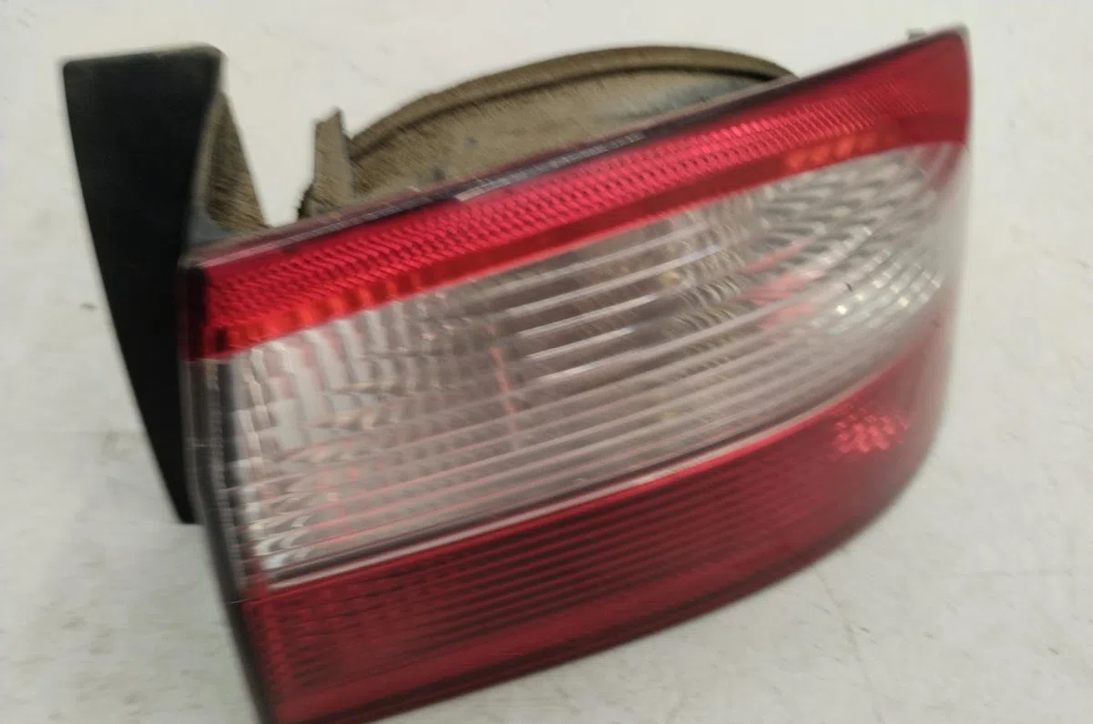 Feu arrière intérieur droit Renault LAGUNA II (BG0-1_) 1.8 16v (bg04, bg0b, bg0c, bg0v) (2001-2005) occasion
