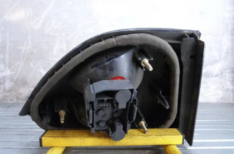 Feu arrière intérieur droit RENAULT MEGANE 1 PHASE 1 occasion