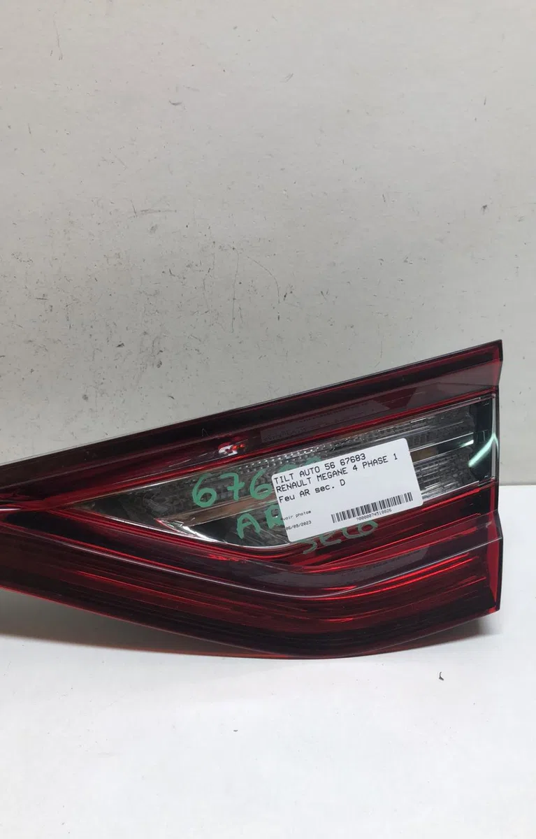 Feu arrière intérieur droit Renault MEGANE IV 3-5 portes (B9A-M-N_) 1.5 dci 110 (b9a3) (2015) occasion