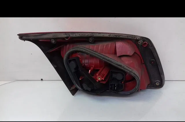 Feu arrière intérieur droit Renault VEL SATIS (BJ0_) 2.2 dci (bj0e, bj0f, bj0g, bj0h) (2004) occasion