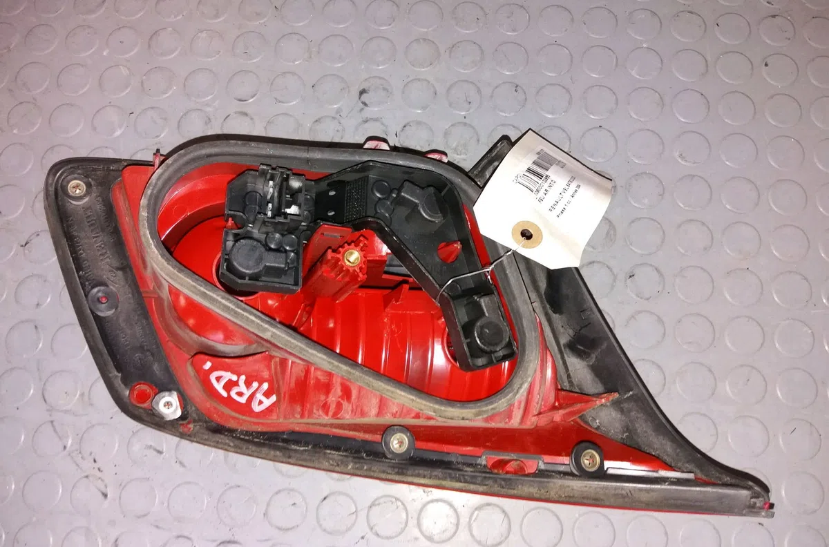 Feu arrière intérieur droit Renault VEL SATIS (BJ0_) 2.2 dci (bj0m) (2004) occasion