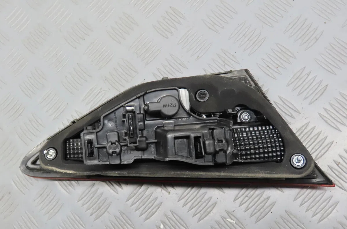 Feu arrière intérieur droit Seat LEON (5F1) 2.0 tdi (2012-2020) 5 portes occasion