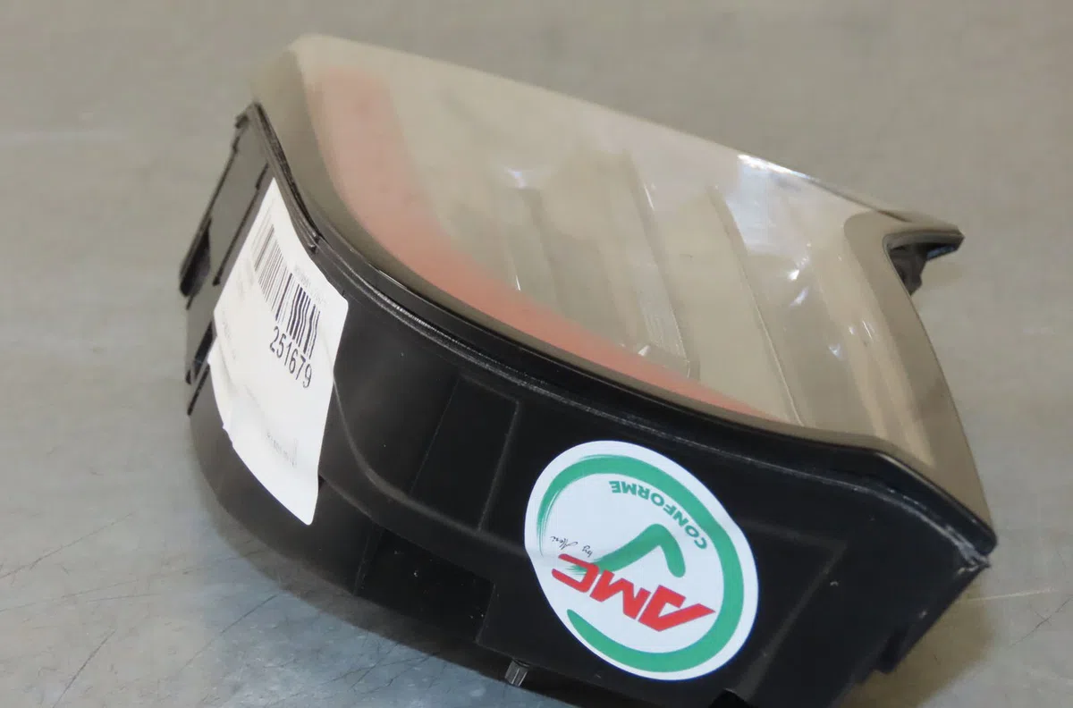 Feu arrière intérieur droit Tesla MODEL Y (5YJY) Ev (2019) occasion