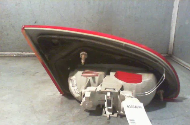 Feu arrière intérieur droit TOYOTA AVENSIS 2001 occasion