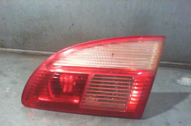 Feu arrière intérieur droit TOYOTA AVENSIS 2001 occasion