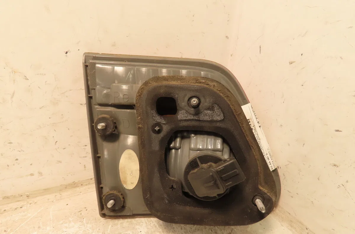 Feu arrière intérieur droit Toyota AVENSIS Break (_T27_) 2.0 d-4d (adt270_) (2011-2018) occasion