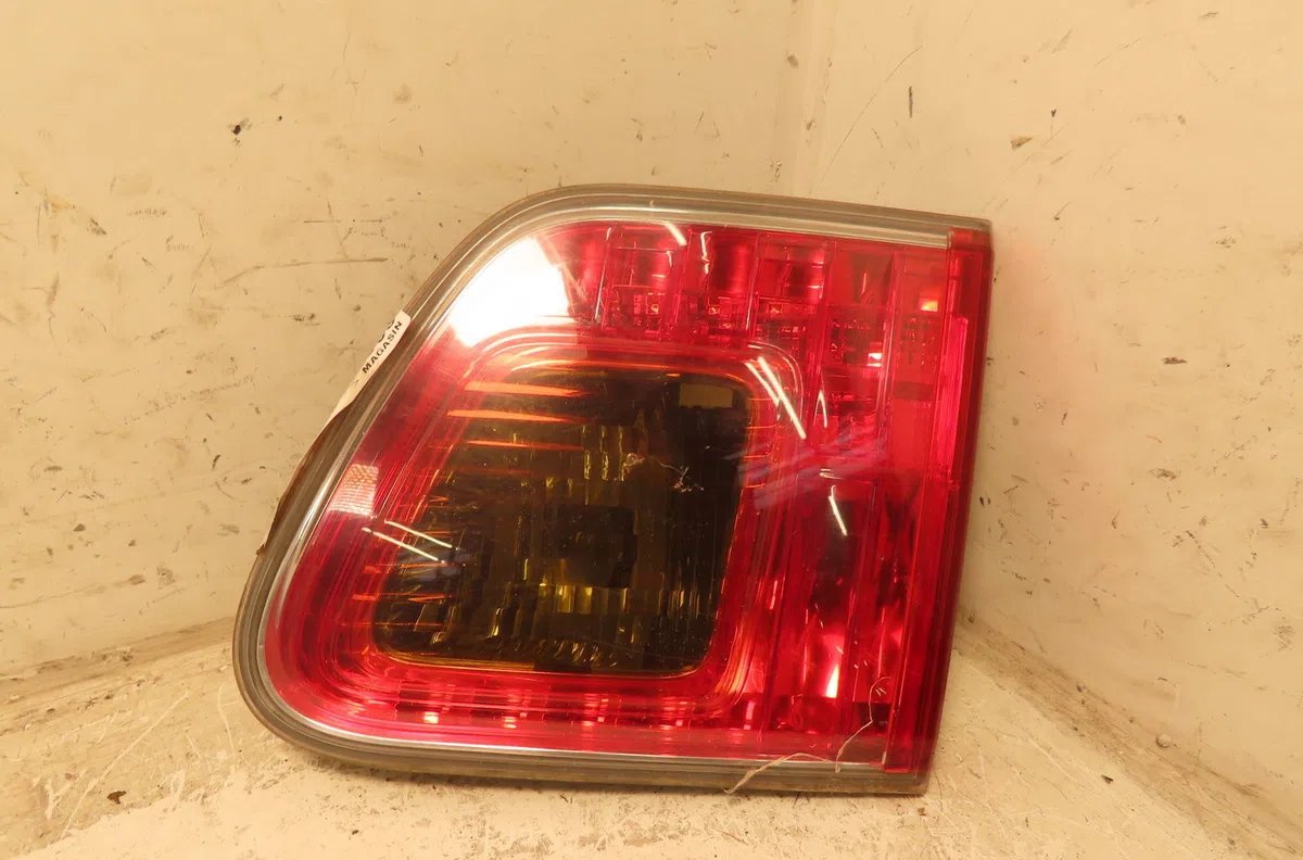 Feu arrière intérieur droit Toyota AVENSIS Break (_T27_) 2.0 d-4d (adt270_) (2011-2018) occasion