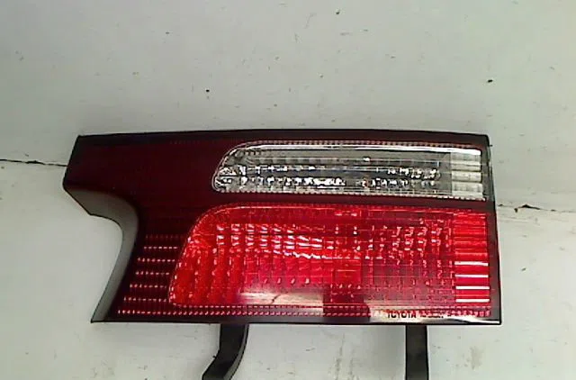 Feu arrière intérieur droit Toyota PREVIA II (_R3_) 2.0 d-4d (clr30_) (2001-2006) occasion