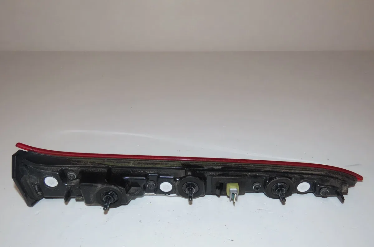 Feu arrière intérieur droit Toyota PRIUS PHV (_W52_) 1.8 plug-in hybrid (zvw52) (2016) occasion
