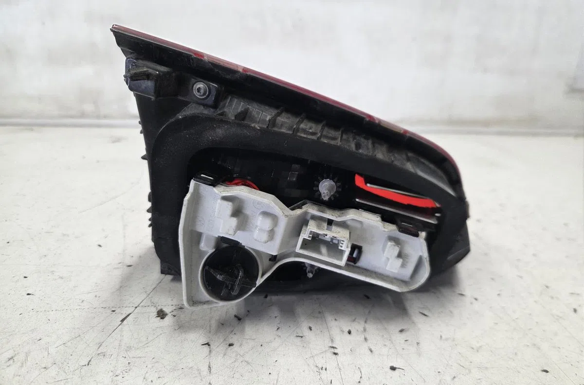 Feu arrière intérieur droit VOLKSWAGEN GOLF 7 PHASE 1 occasion