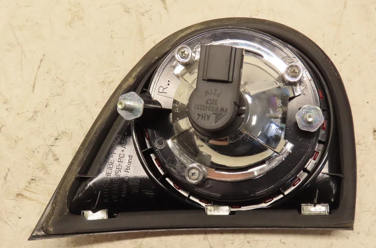 Feu arrière intérieur droit Volkswagen GOLF IV (1J1) 1.9 tdi (1997-2004) 3 portes occasion