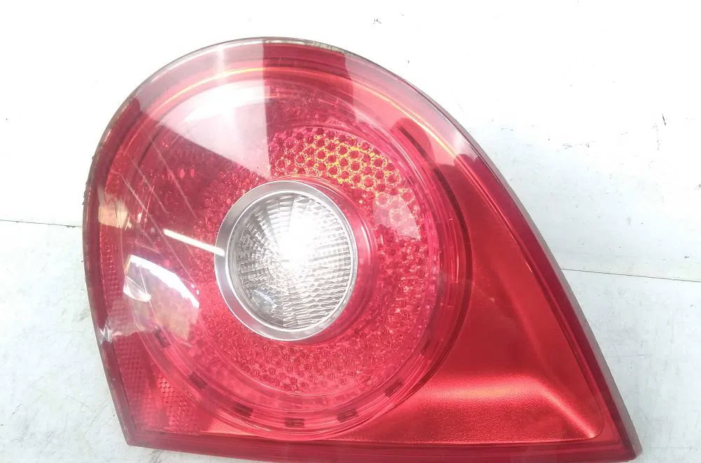Feu arrière intérieur droit VOLKSWAGEN GOLF V 2006 occasion