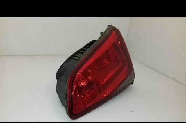 Feu arrière intérieur droit Volkswagen GOLF VII (5G1, BQ1, BE1, BE2) 1.6 tdi (2012-2017) occasion
