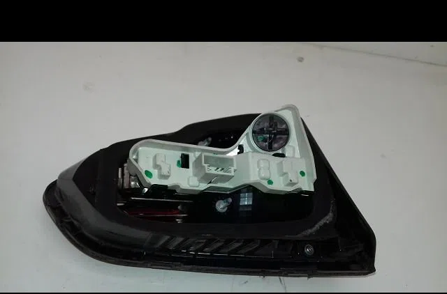 Feu arrière intérieur droit Volkswagen GOLF VII (5G1, BQ1, BE1, BE2) 1.6 tdi (2012-2017) occasion